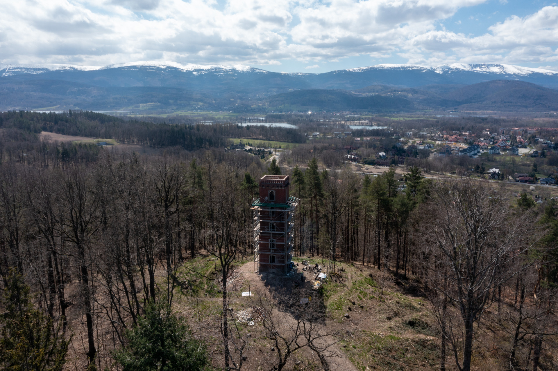 Sołtysia Góra - widok na remontowaną wieżę widokową